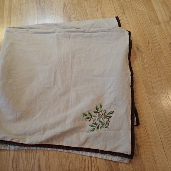 Christmas Holly Embroidered Linen Tablecloth Decorations Cottage Granny Core - Picture 7 of 13